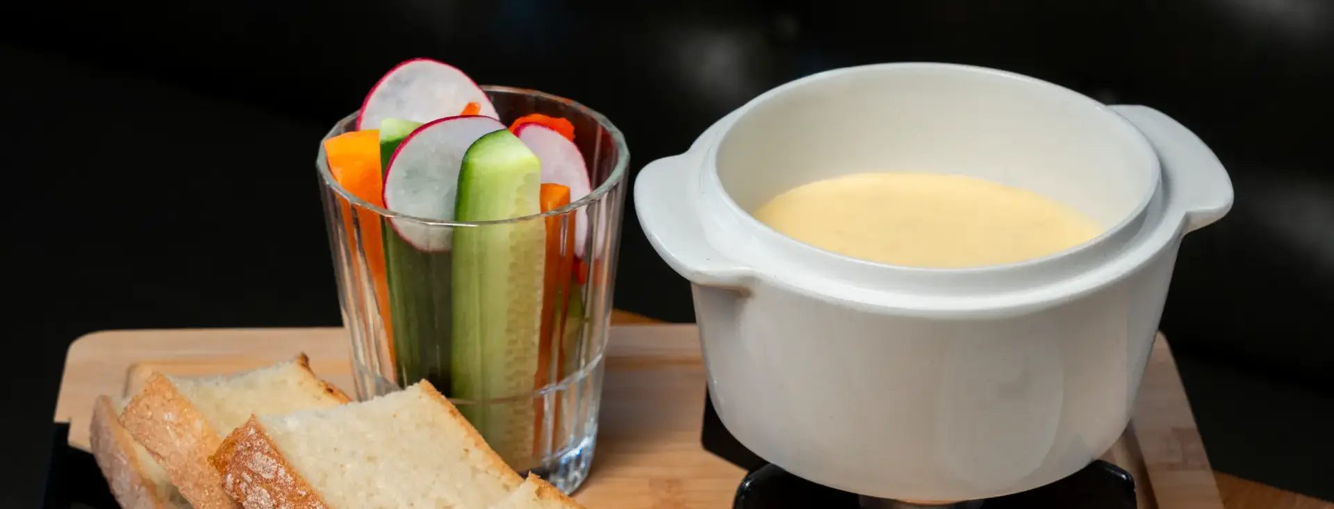Winterspecial van Bar Dixie in Amstelveen: overheerlijke kaasfondue met brood en groente.
