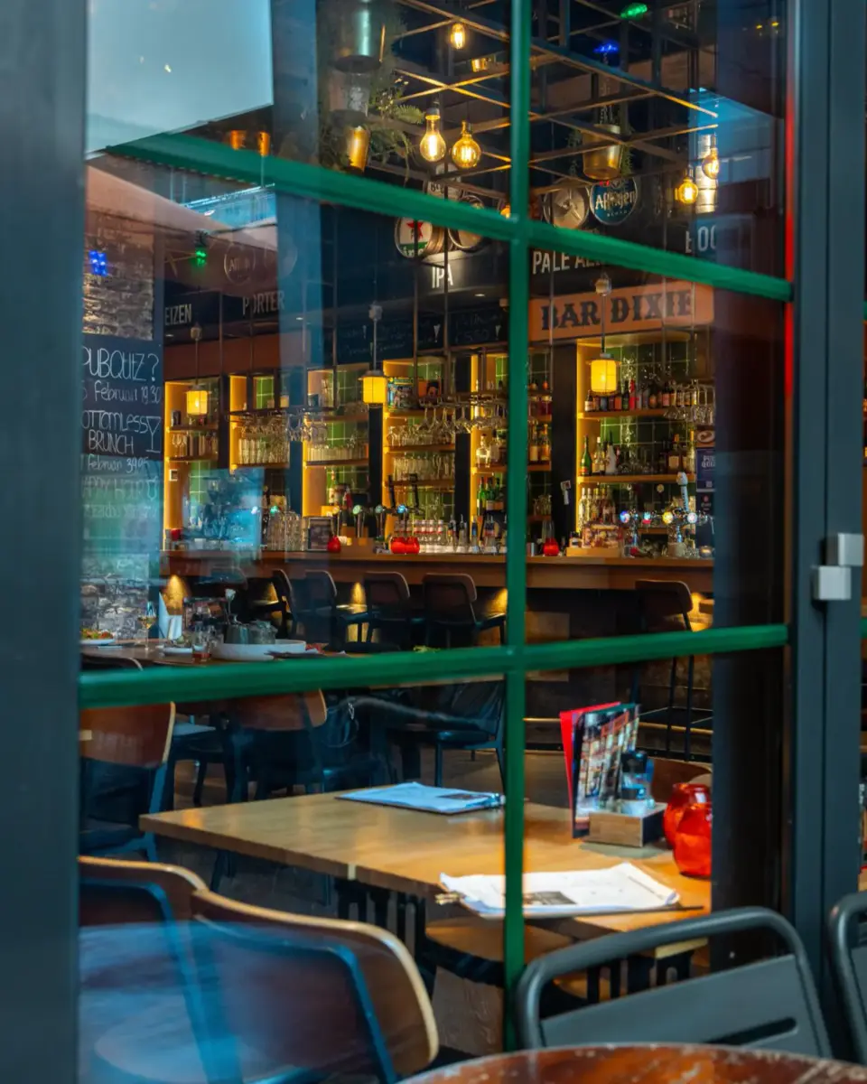 Voorzijde van bar en restaurant Bar Dixie in Stadshart Amstelveen﻿