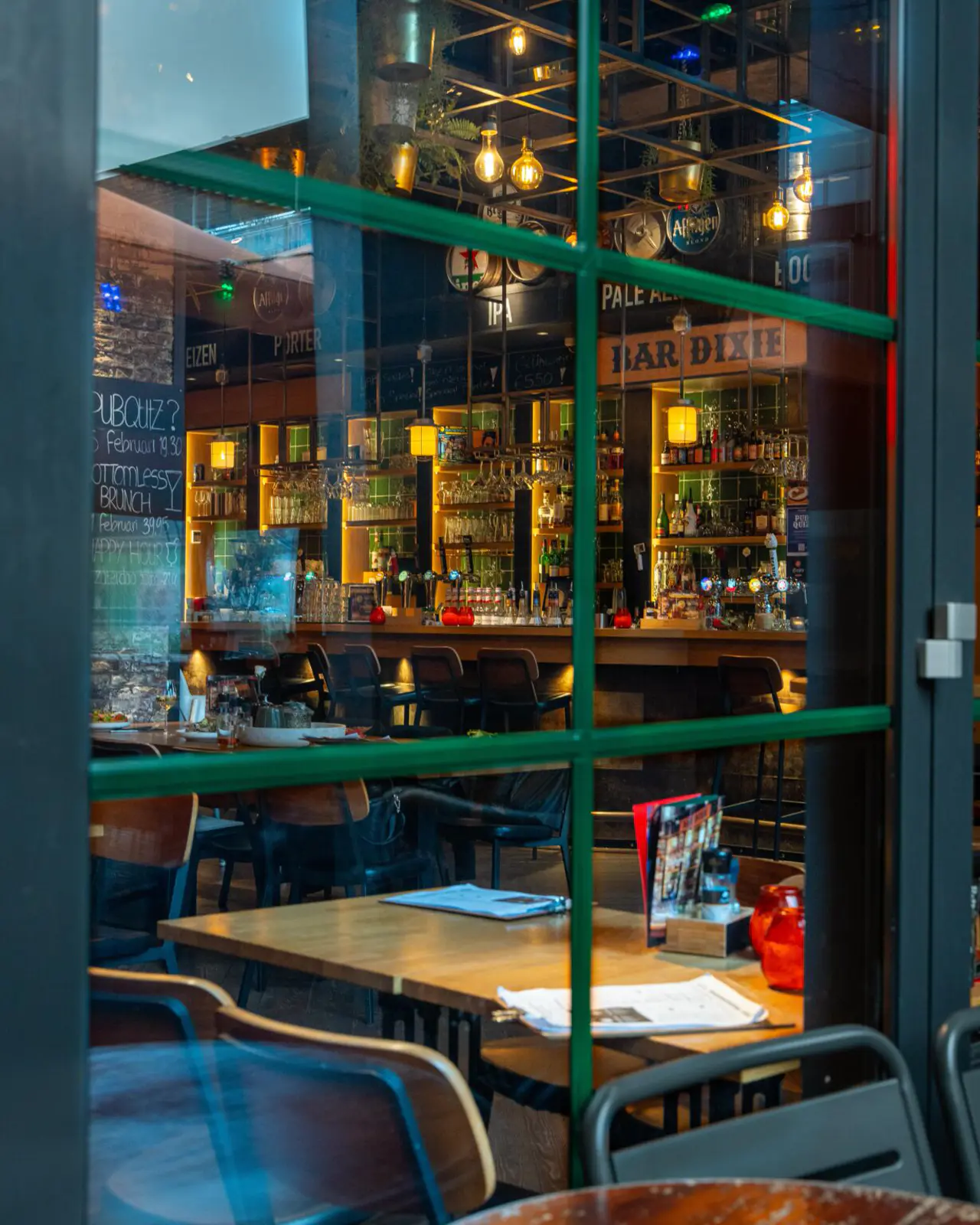 Aangezicht van Bar Dixie restaurant vanaf buiten in Stadshart Amstelveen Voorzijde van bar en restaurant Bar Dixie in Stadshart Amstelveen